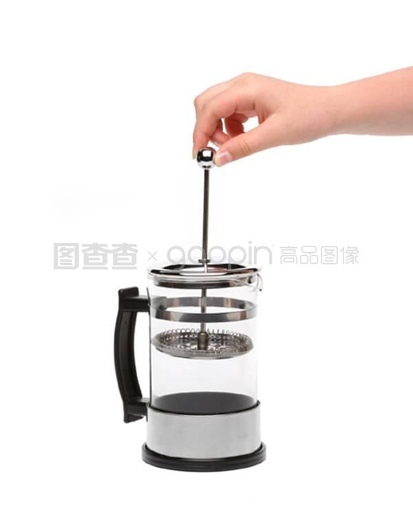 用手按下咖啡或茶壶